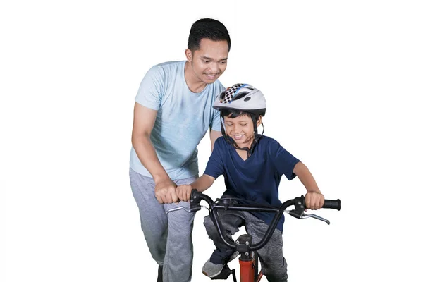 Imagem Menino Feliz Aprendendo Andar Bicicleta Com Seu Pai Estúdio — Fotografia de Stock