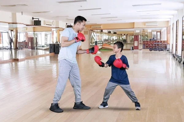 Imagem Menino Usando Luvas Boxe Durante Exercício Boxe Com Seu — Fotografia de Stock