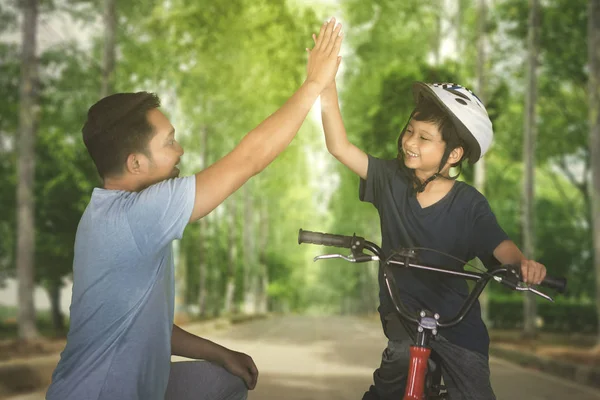 Immagine Felice Ragazzino Bicicletta Mentre Cinque Mani Alte Con Suo — Foto Stock