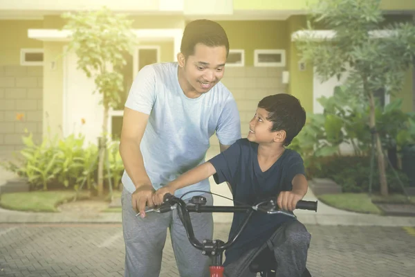 Imagem Menino Aprendendo Andar Bicicleta Livre Com Seu Pai — Fotografia de Stock