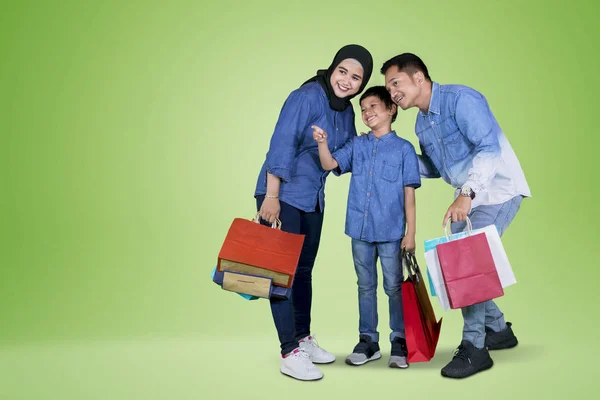 Bild Eines Kleinen Jungen Der Beim Einkaufen Mit Seinen Eltern — Stockfoto