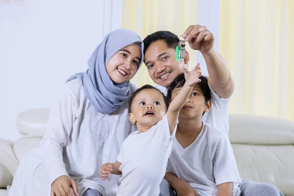 Familia Musulmana Feliz Mientras Sostiene Las Llaves Nuevo Hogar Sienta —  Fotos de Stock
