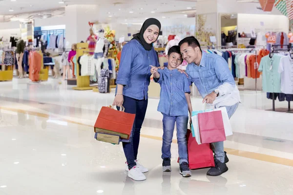 Foto Van Islamitische Familie Samen Winkelen Terwijl Wijzen Iets Het — Stockfoto