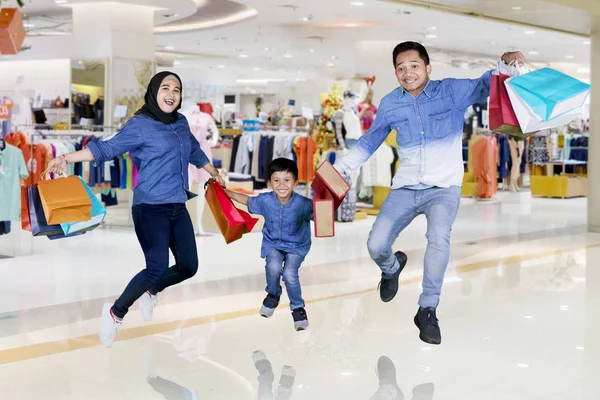Foto Van Het Familie Bedrijf Boodschappentassen Glimlachen Terwijl Springen Samen — Stockfoto
