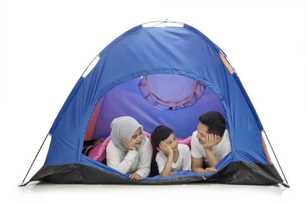 Photo Une Jeune Famille Campant Studio Alors Elle Était Couchée — Photo