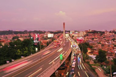Bandung - Endonezya. 03 Ocak 2019: Havadan görünümü güzel Bandung City ile Pasupati köprü şafak zaman
