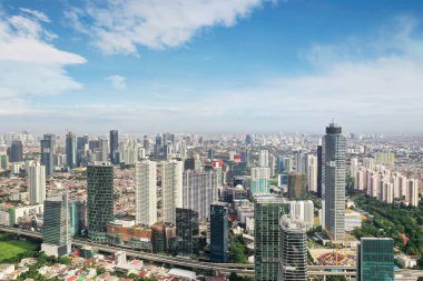 Jakarta - Endonezya. 03 Ocak 2019: Jakarta City mavi gökyüzü altında modern gökdelenlerin havadan görünümü