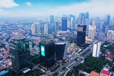 Jakarta - Endonezya. 03 Ocak 2019: İşyeri binalarının Jakarta Şehir merkezinde puslu sabah havadan görünümü