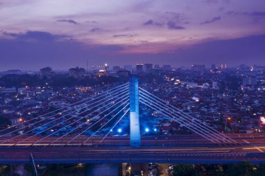 Bandung - Endonezya. 03 Ocak 2019: Dron Pasupati Üstgeçit görüntülemek ve konut evler alacakaranlıkta zaman kalabalık içinde Bandung şehir