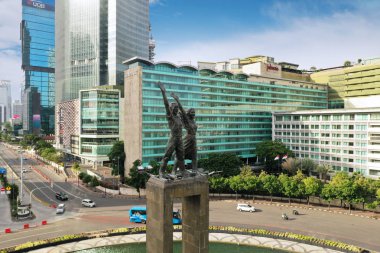 Jakarta - Endonezya. 02 Ocak 2019: Cakarta şehrinde gökdelenler ile Selamat Datang Anıtı