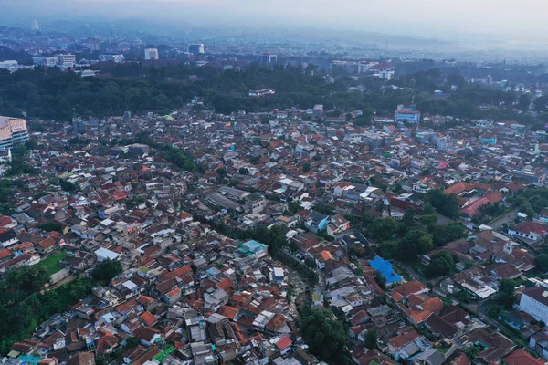 Bandung Indonezja Stycznia 2019 Widok Góry Zatłoczonych Mieszkalnych Domów Mgliste — Zdjęcie stockowe