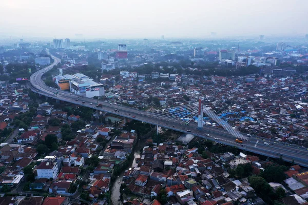 Бандунг Индонезия Января 2019 Года Вид Сверху Переполненные Дома Эстакадой — стоковое фото