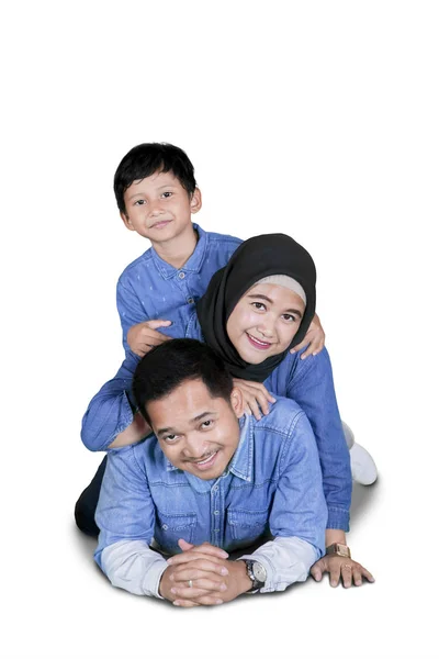Retrato Familia Feliz Tumbados Juntos Suelo Mientras Divierten Estudio Aislados —  Fotos de Stock