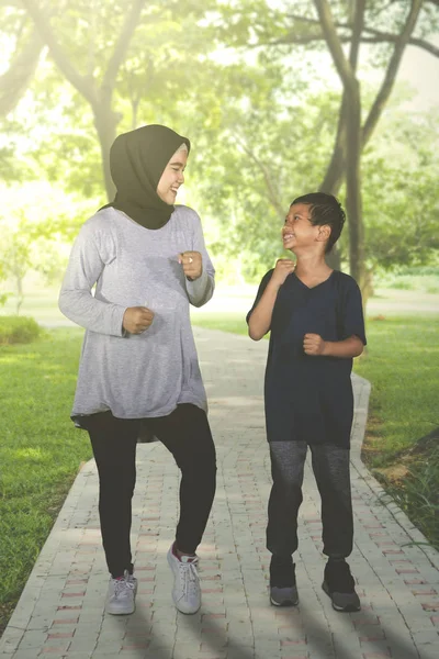 Portrait Joyeux Petit Garçon Faisant Jogging Avec Mère Dans Parc — Photo