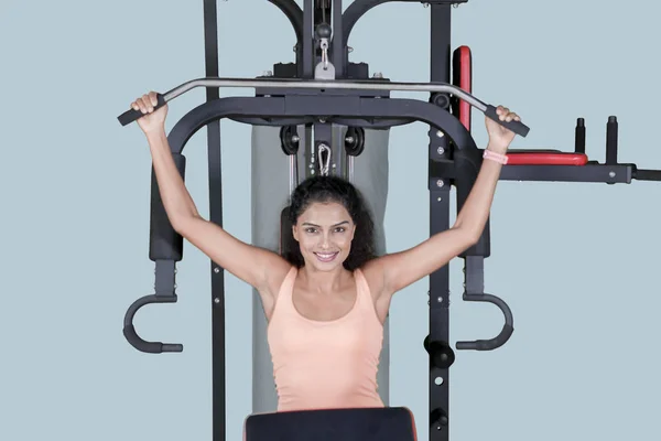 Imagen Una Joven Deportista Sonriendo Cámara Mientras Hace Ejercicio Con — Foto de Stock