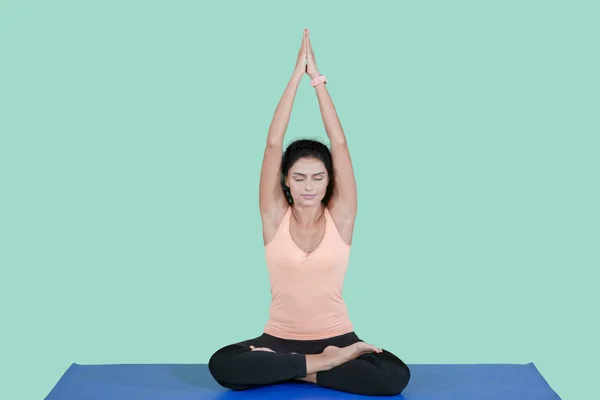 Picture Young Indian Woman Lifting Hands While Doing Yoga Exercise — Stock Photo, Image