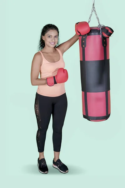 Full Length Young Indian Woman Smiling Camera While Standing Boxing — Stock Photo, Image