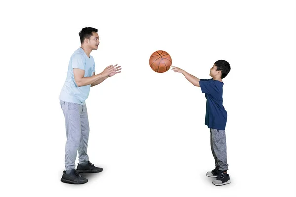 Immagine Bambino Felice Che Passa Una Palla Suo Padre Mentre — Foto Stock