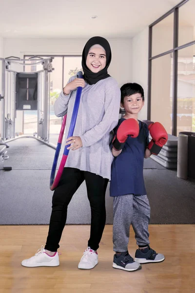 Potret Ibu Muda Memegang Hoop Hula Saat Berdiri Dengan Anaknya — Stok Foto