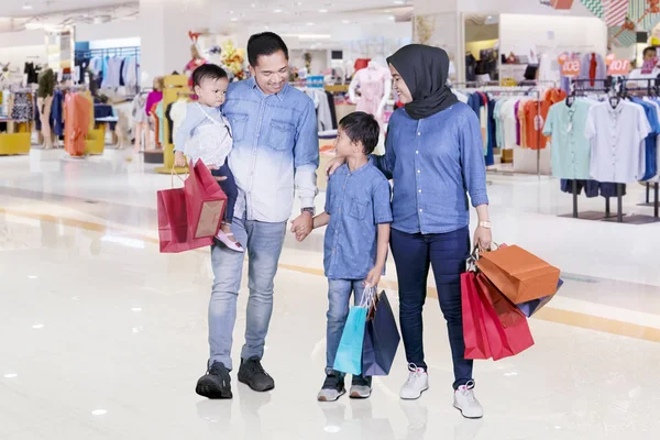 Foto Van Islamitische Familie Uitvoering Boodschappentassen Tijdens Het Wandelen Samen — Stockfoto