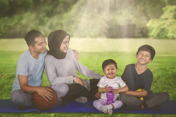 Imagem Família Muçulmana Sentada Tapete Enquanto Descansam Juntos Após Exercício — Fotografia de Stock