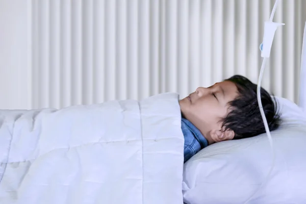Bilden Liten Pojke Ser Blek Liggande Sängen Skjuten Kliniken — Stockfoto