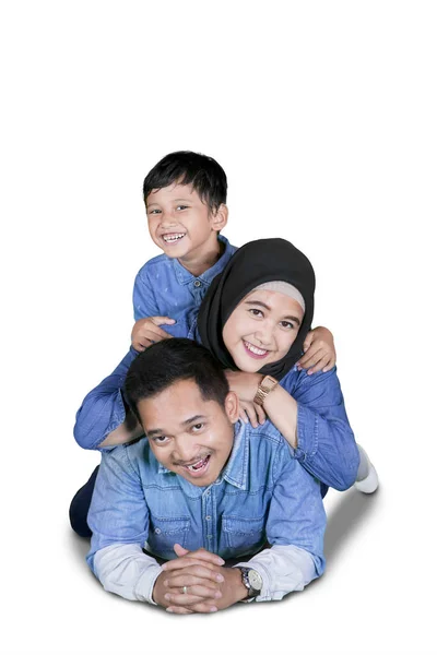 Stavningskontroll Och Grammatikkontroll Engelska Porträtt Ung Muslimsk Familj Ler Kameran — Stockfoto
