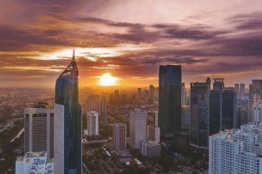 Jakarta - Endonezya. 02 Ocak 2019: Sudirman Merkez İş Bölgesi'ndeki Jakarta ofis binalarında güzel gün doğumu