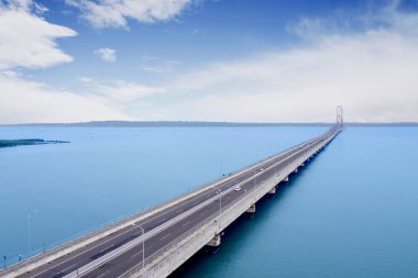 Doğu Java, Endonezya adaları Java ve Madura bağlayan en büyük köprü Drone görünümü