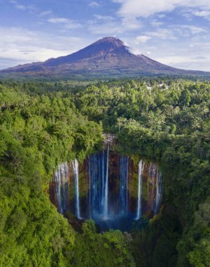 Semeru dağın Lumajang, Endonezya'da bulunan Tumpak Sewu şelale ile havadan görünümü