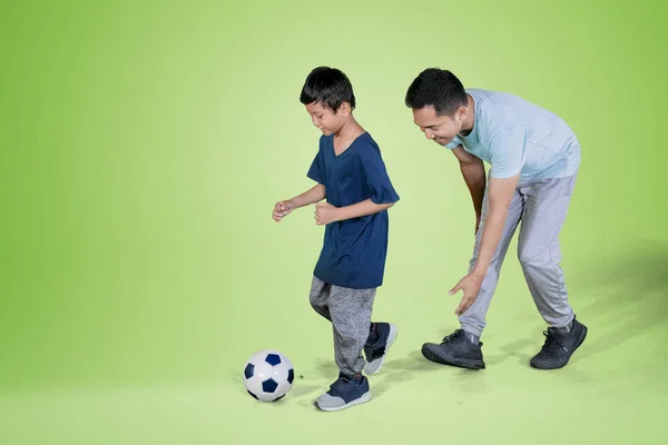 Bilden Liten Pojke Och Hans Far Som Spelar Fotboll Studion — Stockfoto