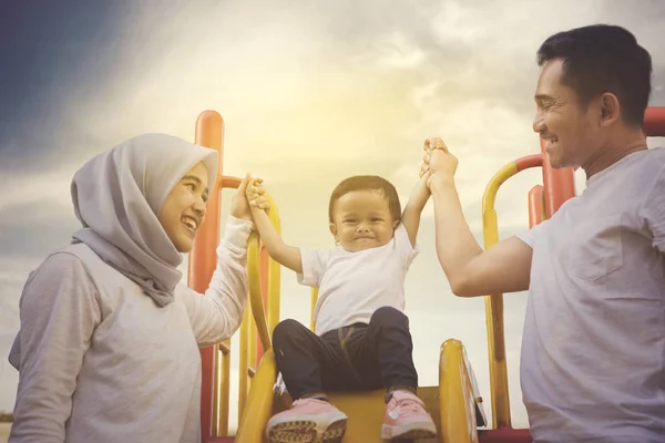 Foto Van Een Gelukkige Babymeisje Speelt Met Haar Ouders Speeltuin — Stockfoto