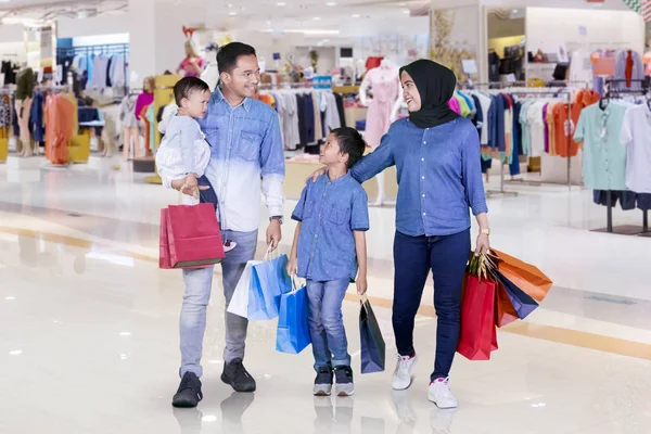 Bild Lycklig Familj Bär Kassar Medan Promenader Tillsammans Gallerian — Stockfoto