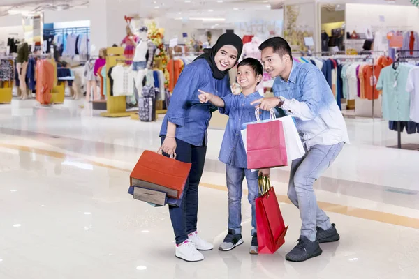 쇼핑몰에서 부모와 가리키는 소년의 — 스톡 사진