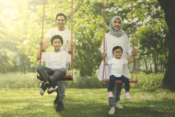Πορτρέτο Της Ευτυχισμένη Μουσουλμανική Οικογένεια Παίζει Κούνιες Στο Πάρκο Πυροβόλησε — Φωτογραφία Αρχείου