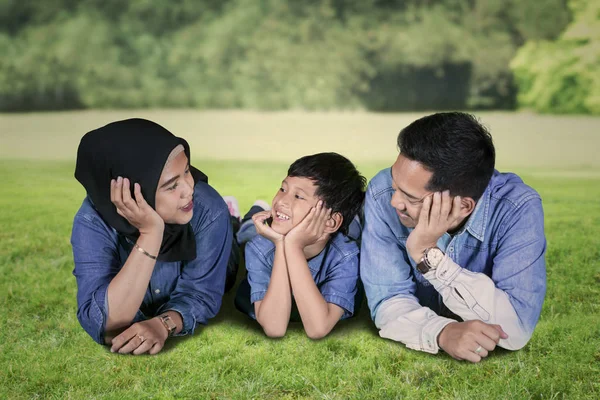 Foto Van Het Jongetje Met Zijn Ouders Spreken Terwijl Liggen — Stockfoto