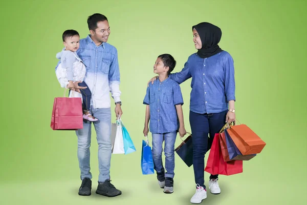 Bild Einer Jungen Muslimischen Familie Mit Einkaufstüten Beim Gemeinsamen Spaziergang — Stockfoto