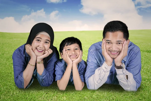 Imagem Família Muçulmana Sorrindo Para Câmera Enquanto Estavam Deitados Juntos — Fotografia de Stock