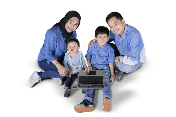 Vista Superior Dos Niños Usando Portátil Con Sus Padres Mientras —  Fotos de Stock