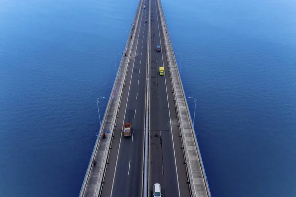 インドネシア 東ジャワ島のスラバヤ島とマドゥラ島を結ぶスラマドゥ橋を横断する車両のトップビュー — ストック写真