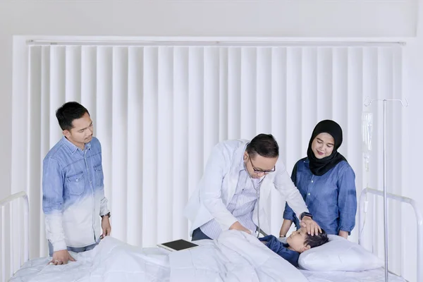 Jeune Homme Médecin Examiné Petit Garçon Utilisant Stéthoscope Tandis Que — Photo