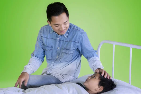 Imagem Jovem Acompanhou Seu Filho Doente Enquanto Estava Sentado Cama — Fotografia de Stock