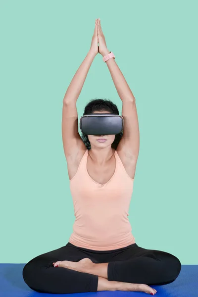 Bild Ung Kvinna Klädd Med Virtuell Verklighet Glasögon Medan Mediterar — Stockfoto