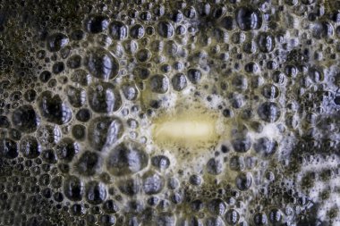 Sıcak tava üzerinde eritme tereyağı üst görünümü