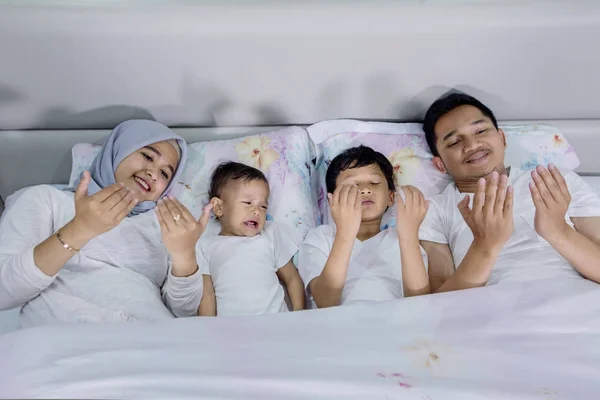 Visão Superior Família Asiática Orando Antes Dormir Enquanto Estão Deitados — Fotografia de Stock