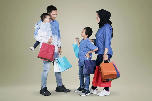쇼핑백을 스튜디오에서 쇼핑하는 아시아 가족의 이미지 — 스톡 사진