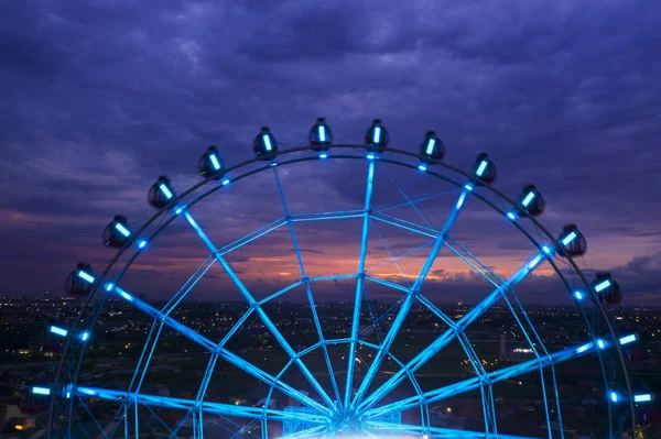 Widok Lotu Ptaka Piękne Ferris Wheel Zmierzch Tle Nieba Nowoczesnym — Zdjęcie stockowe