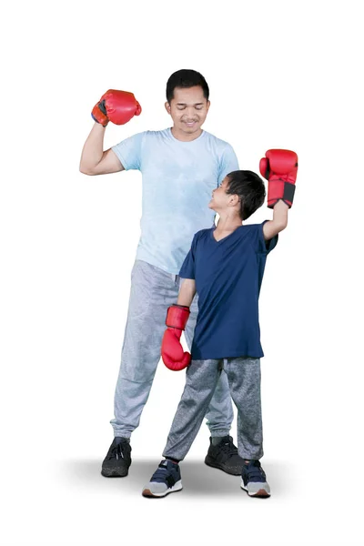 Menino Seu Pai Vestindo Luvas Boxe Enquanto Levantam Mãos Para — Fotografia de Stock