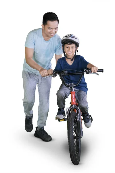 Retrato Menino Parece Feliz Aprender Andar Bicicleta Com Seu Pai — Fotografia de Stock