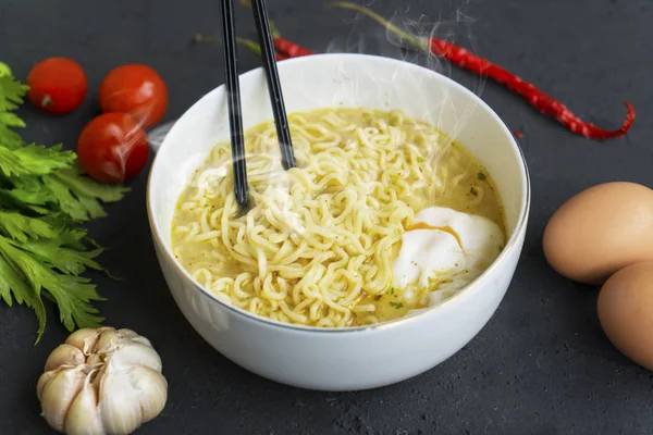 Primer Plano Delicioso Fideos Hervidos Mezclados Con Huevo Tazón Con — Foto de Stock